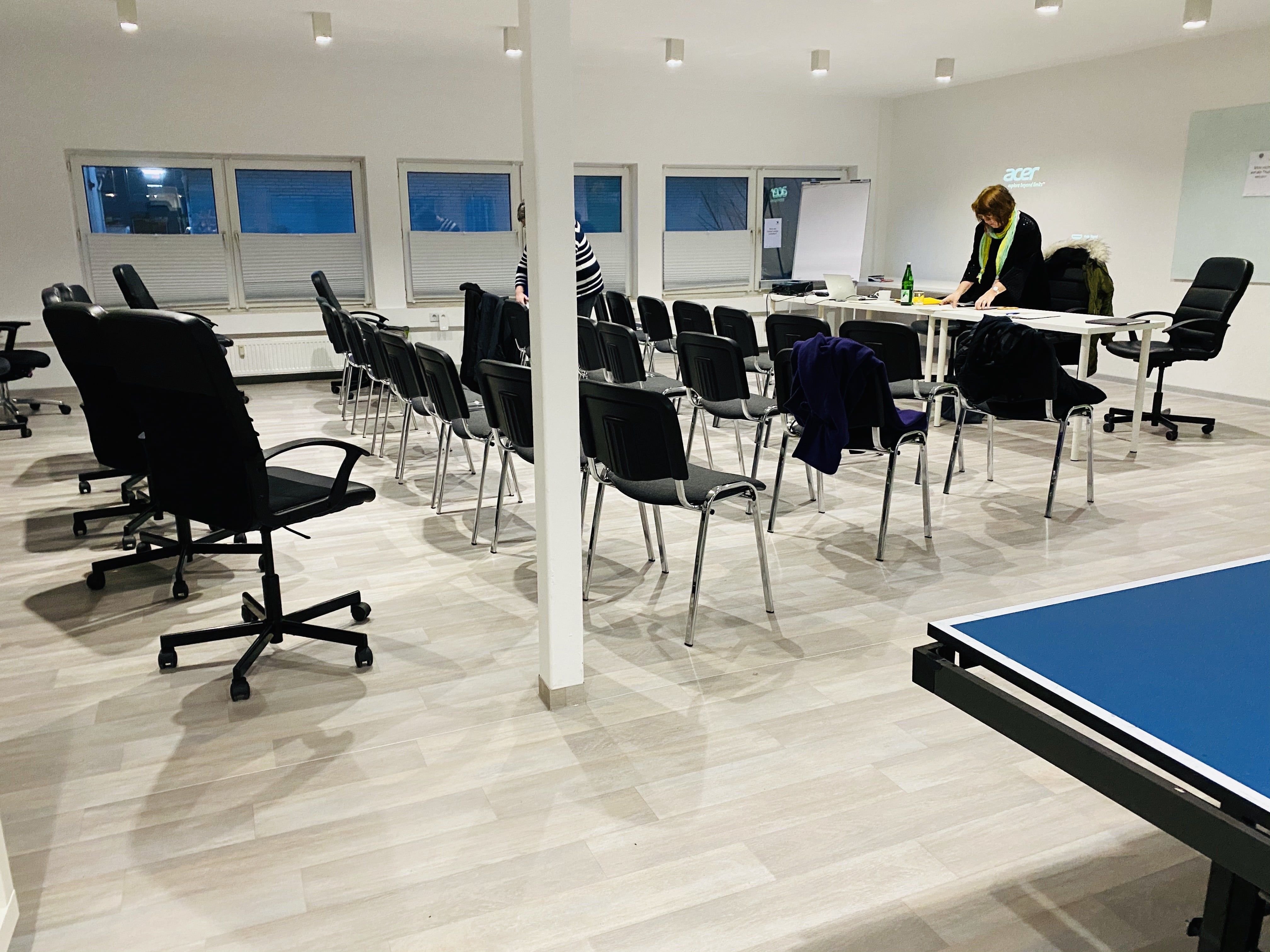 Seminarraum mit Stuhlreihen für einen Workshop